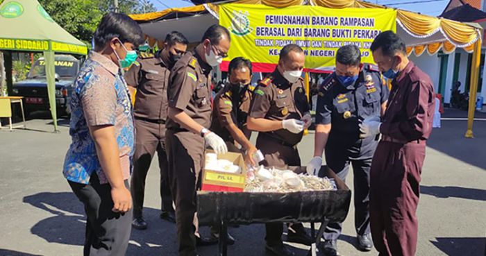 Kejari Sidoarjo Musnahkan Narkoba Senilai Rp8,5 Miliar Kejari Sidoarjo Musnahkan Narkoba Senilai Rp8,5 Miliar
