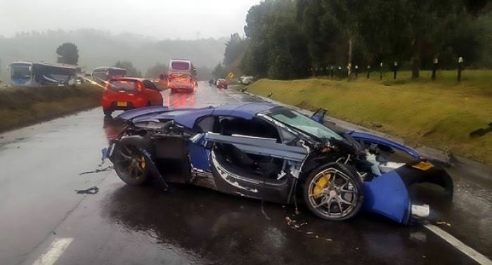 Tiga Mobil Mewah Balapan di Jalan Raya, Berakhir Tabrakan Beruntun