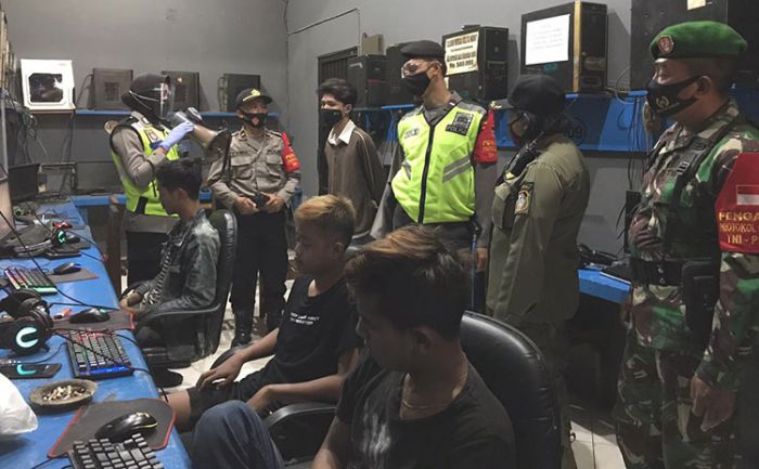 Petugas Gabungan Awasi Penerapan Perwali, Pengunjung Warnet Tak Pakai Masker Disanksi Push Up Petugas Gabungan Awasi Penerapan Perwali, Pengunjung Warnet Tak Pakai Masker Disanksi Push Up