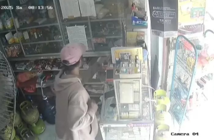 Terekam CCTV, Pria Bertopi Gasak Empat Slop Rokok Toko Kelontong di Jombang