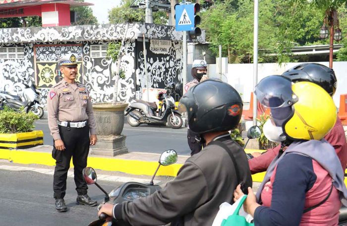 Operasi Zebra Semeru 2024, Polres Mojokerto Kota Imbau Pengendara di Simpang Empat Tropodo Operasi Zebra Semeru 2024, Polres Mojokerto Kota Imbau Pengendara di Simpang Empat Tropodo