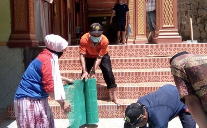 Cegah Corona, Guru Audams Bersih-bersih Masjid