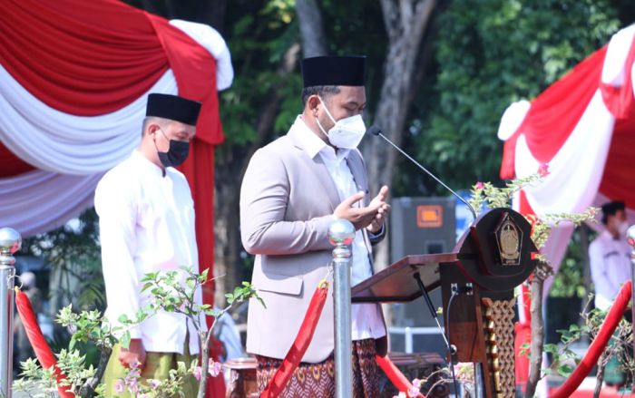 Pimpin Upacara Hari Santri, Bupati Gresik Ingatkan Makna Siaga Jiwa dan Raga