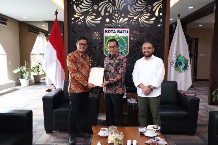 Badan Pertanahan Serahkan 6 Sertifikat Aset Redistribusi Tanah kepada Pemkot Batu