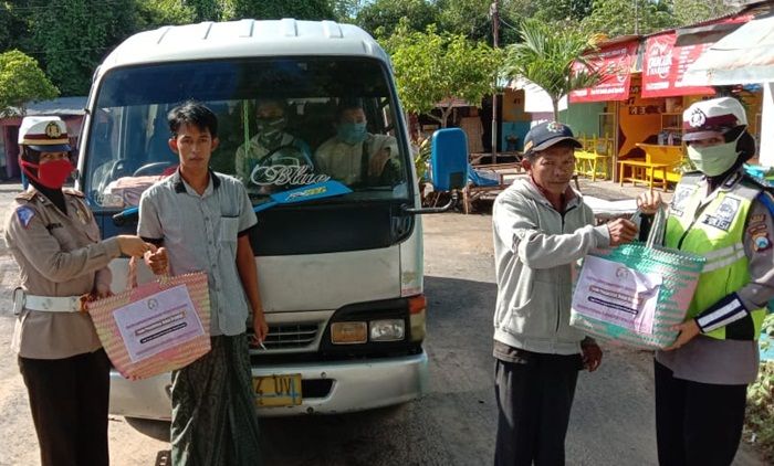 Peduli Warga Terimbas Covid-19, Bhayangkari Polres Pamekasan Bagikan Sembako Peduli Warga Terimbas Covid-19, Bhayangkari Polres Pamekasan Bagikan Sembako