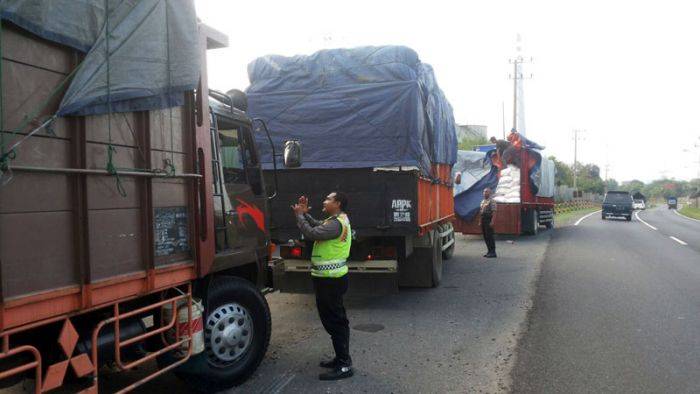 Nekad Melintas di Wilayah Jombang, Truk Besar Ditilang Nekad Melintas di Wilayah Jombang, Truk Besar Ditilang