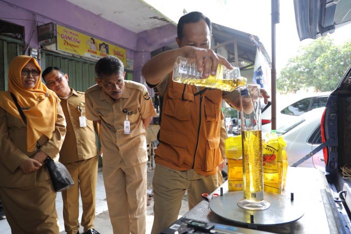Respons Isu Takaran Tak Sesuai, Pemkot Kediri Lakukan Uji Takar MinyaKita Kemasan 1 Liter Respons Isu Takaran Tak Sesuai, Pemkot Kediri Lakukan Uji Takar MinyaKita Kemasan 1 Liter