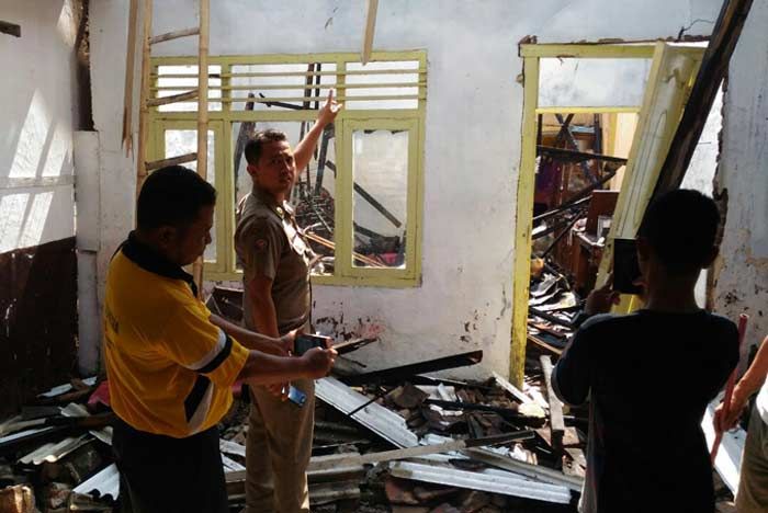 Rumah Kosong Milik Ketua RW di Desa Pejarakan Ludes Dilalap Si Jago Merah Rumah Kosong Milik Ketua RW di Desa Pejarakan Ludes Dilalap Si Jago Merah