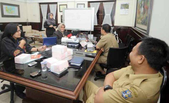 Pejabat Pemkot Surabaya Dilatih Bahasa Inggris Pejabat Pemkot Surabaya Dilatih Bahasa Inggris