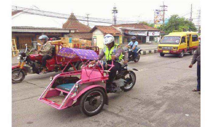 Bentor di Mojokerto Disapu Bersih Bentor di Mojokerto Disapu Bersih