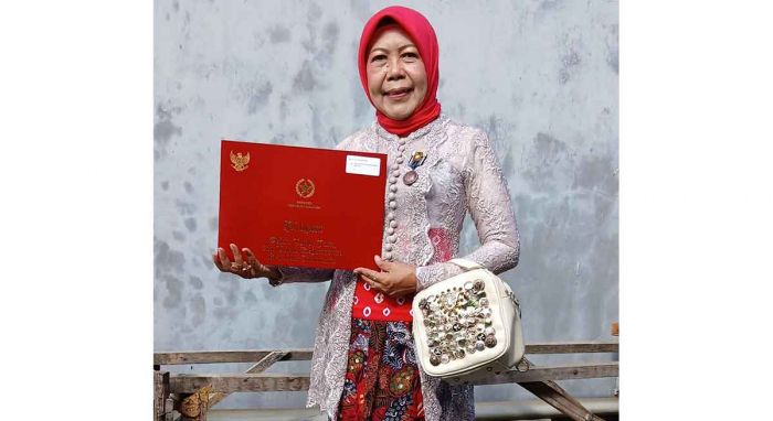 Guru MAN 2 Pamekasan Terima Satyalancana Karya Satya dari Presiden Prabowo Guru MAN 2 Pamekasan Terima Satyalancana Karya Satya dari Presiden Prabowo