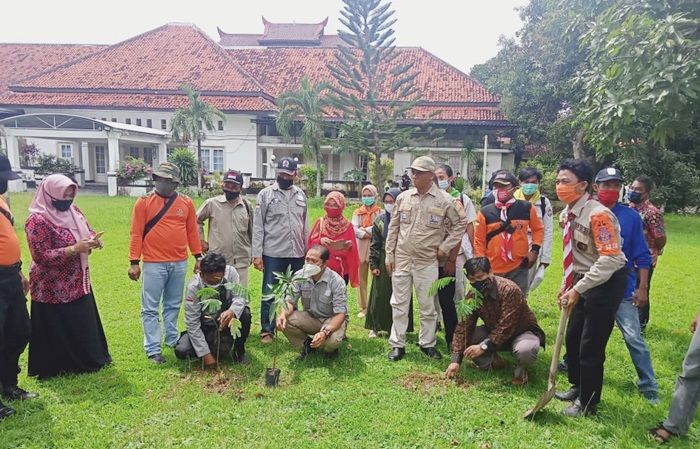 Gandeng Relawan Pamekasan, Sekjen FPRB Jatim Gelar Baksos dan Penghijauan