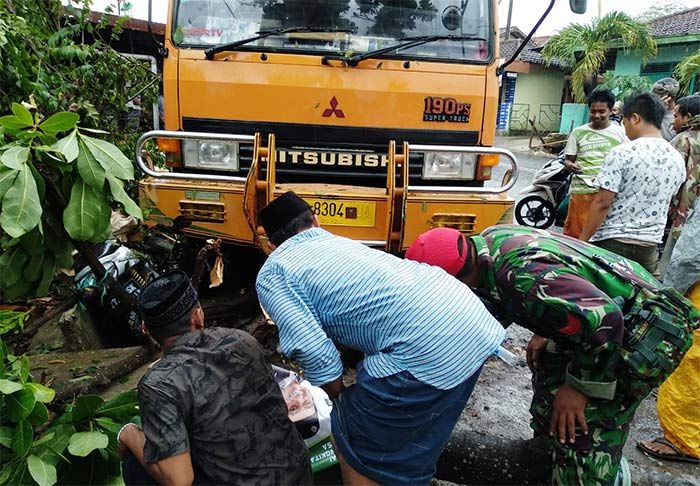 Diduga Rem Blong, Truk Fuso Bermuatan Pupuk Libas 7 Sepeda Motor di Pamekasan