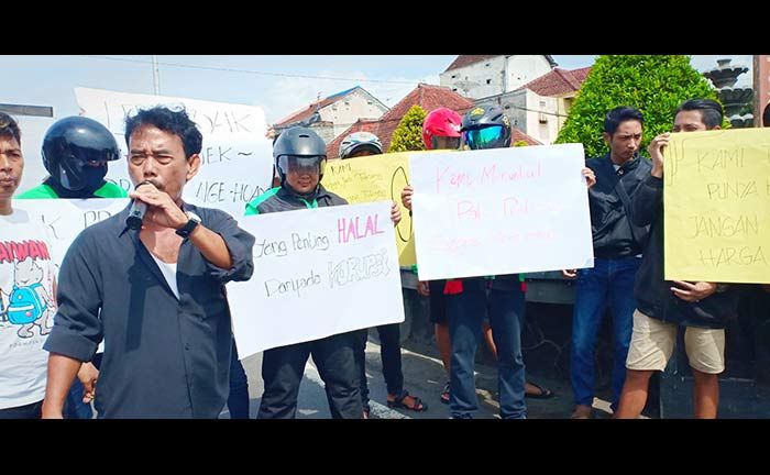 Minta Profesi Mereka Tak Dianggap Rendah, Puluhan Driver Ojol di Blitar Gelar Aksi Damai Minta Profesi Mereka Tak Dianggap Rendah, Puluhan Driver Ojol di Blitar Gelar Aksi Damai