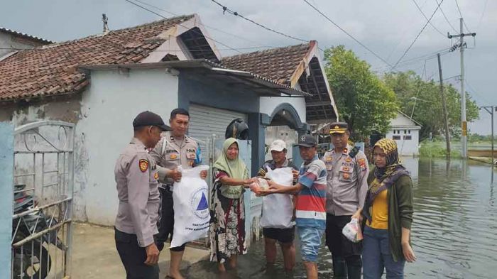 Polsek Beji Bersama Pemdes Kedungringin Salurkan 470 Paket Bansos untuk Warga Terdampak Banjir
