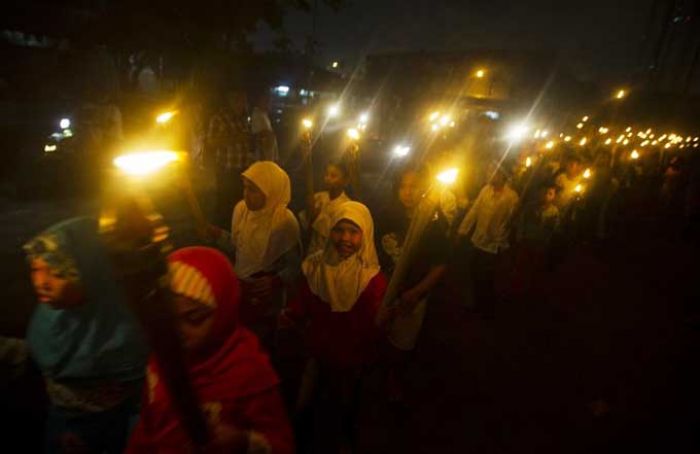 Malam Takbir di Bojonegoro Diwarnai Hujan Rintik-rintik Malam Takbir di Bojonegoro Diwarnai Hujan Rintik-rintik