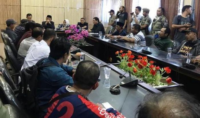 DPRD Jember Janji Perjuangkan Hak Ribuan Buruh PDP Kahyangan DPRD Jember Janji Perjuangkan Hak Ribuan Buruh PDP Kahyangan