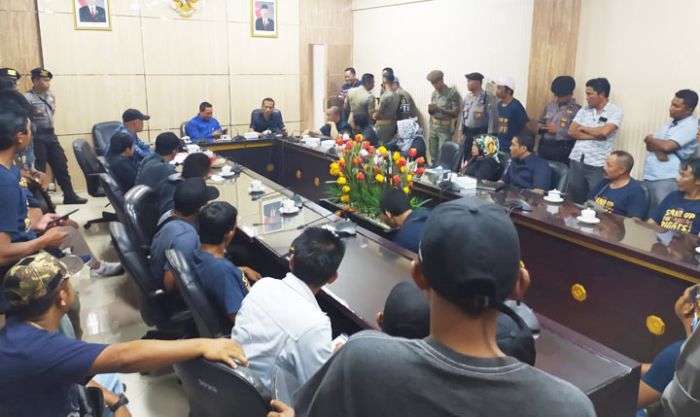 Puluhan Buruh PDP Kahyangan Geruduk DPRD Jember, Tuntut Raperda Penyertaan Modal Disahkan Puluhan Buruh PDP Kahyangan Geruduk DPRD Jember, Tuntut Raperda Penyertaan Modal Disahkan