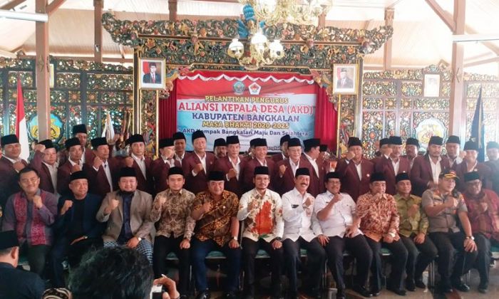Ra Latif Lantik Aliansi Kepala Desa Kabupaten Bangkalan