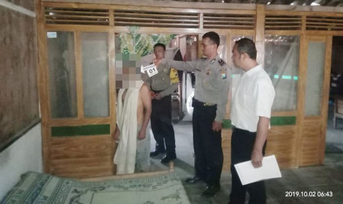 Sakit Tak Kunjung Sembuh, Warga Mantingan Ngawi Nekat Kendat di Kusen Pintu Sakit Tak Kunjung Sembuh, Warga Mantingan Ngawi Nekat Kendat di Kusen Pintu