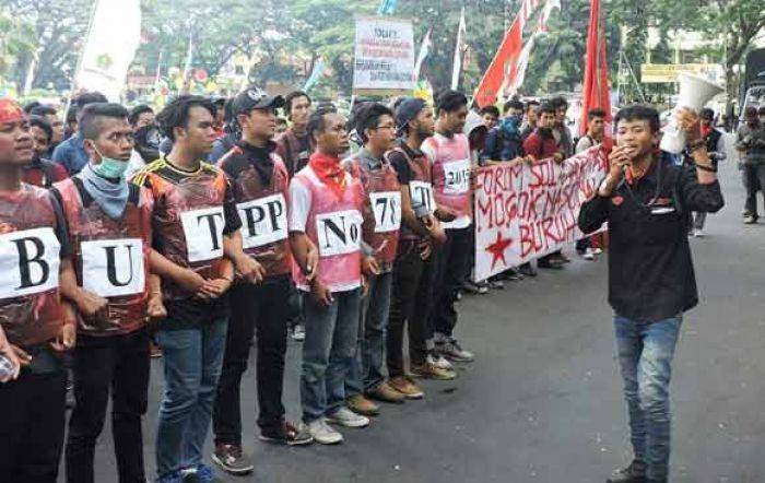 Demo di Balai Kota Malang, Mahasiswa IMM Bela Buruh Demo di Balai Kota Malang, Mahasiswa IMM Bela Buruh