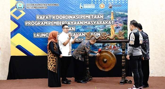 Tunjukkan Komitmen Perangi Narkoba, Pj Wali Kota Mojokerto Kembali Launching Kelurahan Bersinar Tunjukkan Komitmen Perangi Narkoba, Pj Wali Kota Mojokerto Kembali Launching Kelurahan Bersinar