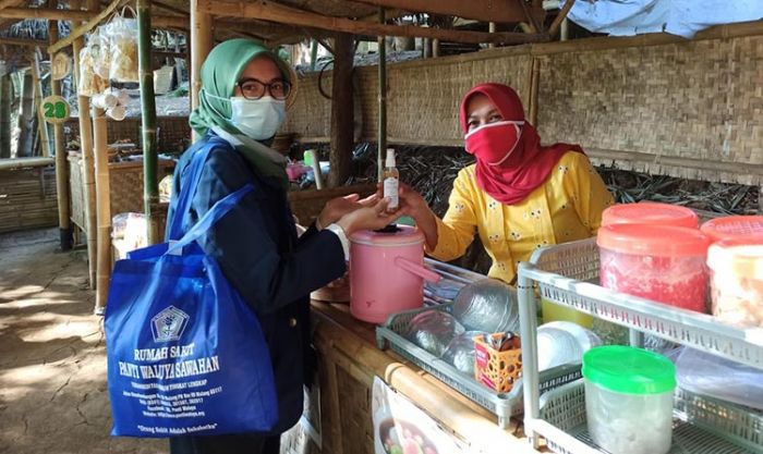 Sapa Pedagang Bring Raharjo, Mahasiswa KKN Unair Bagikan Masker dan Hand Sanitizer Sapa Pedagang Bring Raharjo, Mahasiswa KKN Unair Bagikan Masker dan Hand Sanitizer