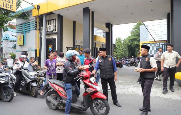 Polres Kediri Bagikan Takjil Gratis ke Masyarakat Selama Ramadhan Polres Kediri Bagikan Takjil Gratis ke Masyarakat Selama Ramadhan