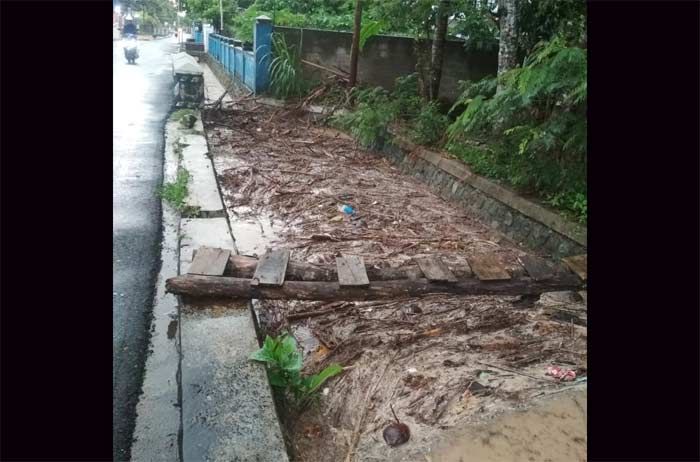 Tersumbat Sampah, Salah Satu Drainase di Pacitan Mampet