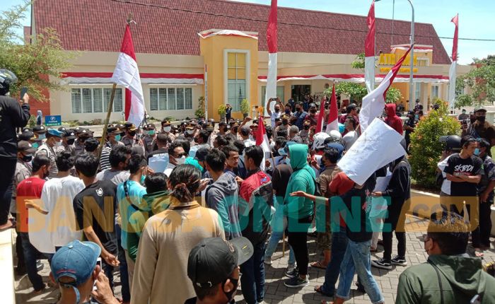 Diduga Terbitkan SHM Tanah yang Masih Sengketa, Ratusan Massa Demo BPN Banyuwangi