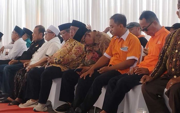 Dampingi Fattah Jasin Daftar Bacabup Pamekasan ke KPU, Mantan Gubernur Jatim Tertidur di Kursi Dampingi Fattah Jasin Daftar Bacabup Pamekasan ke KPU, Mantan Gubernur Jatim Tertidur di Kursi