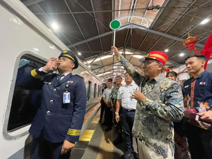 Perjalanan Perdana KA Sancaka Utara dari Surabaya Mendapat Antusiasme Masyarakat Perjalanan Perdana KA Sancaka Utara dari Surabaya Mendapat Antusiasme Masyarakat