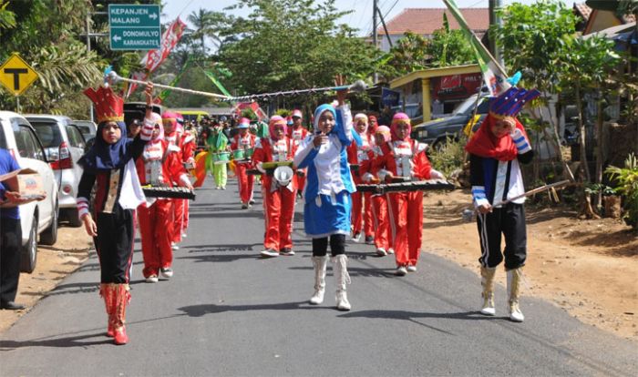 Marching Band Pelajar Kedungsalam Iringi Penutupan TMMD 106 Kodim 0818 Marching Band Pelajar Kedungsalam Iringi Penutupan TMMD 106 Kodim 0818