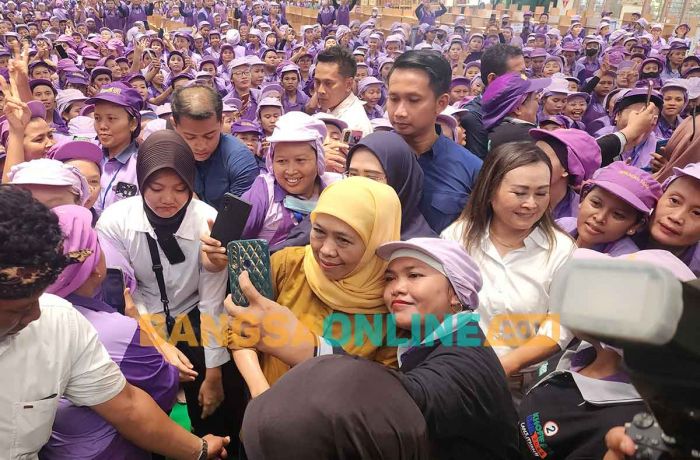 Khofifah Dielukan Pekerja saat Kunjungi 2 MPS di Ngawi Khofifah Dielukan Pekerja saat Kunjungi 2 MPS di Ngawi
