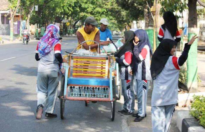PMR MTS N Tuban Berbagi Sembako pada Tukang Becak PMR MTS N Tuban Berbagi Sembako pada Tukang Becak