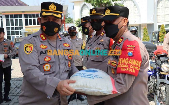 Gandeng Yayasan Budha, Kapolres Gresik Bagi-Bagi Sembako untuk Warga