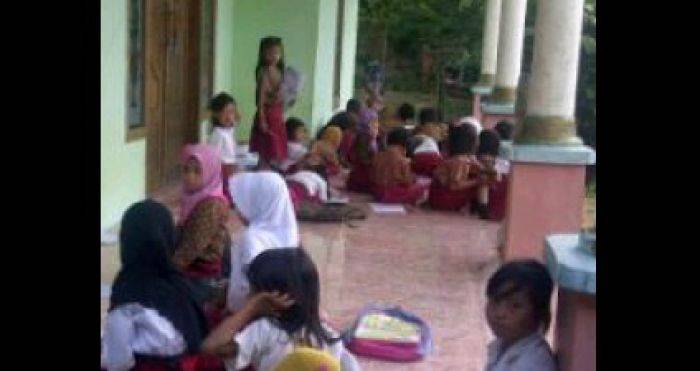 Nyaris Ambruk, Siswa SDN 2 Kotah Sampang Terpaksa Belajar Diteras Rumah Warga Nyaris Ambruk, Siswa SDN 2 Kotah Sampang Terpaksa Belajar Diteras Rumah Warga