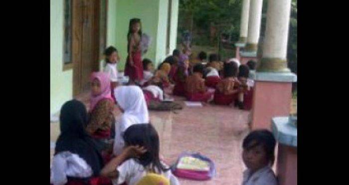 Nyaris Ambruk, Siswa SDN 2 Kotah Sampang Terpaksa Belajar Diteras Rumah Warga