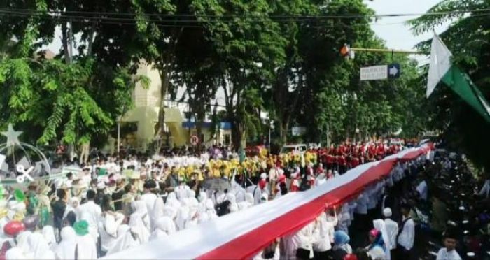 ​Pawai Santri dan Kirab Merah Putih 1.000 Meter Warnai Peringatan HSN 2019 di Sidoarjo