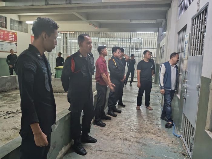 Pastikan Keamanan Blok Hunian saat Ramadhan, Kalapas IIA Madiun Lakukan Kontrol Keliling Pastikan Keamanan Blok Hunian saat Ramadhan, Kalapas IIA Madiun Lakukan Kontrol Keliling