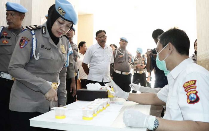 Cegah Anggotanya Gunakan Narkoba, Polres Gresik Bersama Polda Jatim Adakan Tes Urine Cegah Anggotanya Gunakan Narkoba, Polres Gresik Bersama Polda Jatim Adakan Tes Urine