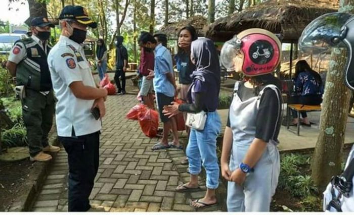 ​Tak Pakai Masker di Kota Batu, Siap-Siap KTP Disita dan Jadi Petugas Pemungut Sampah