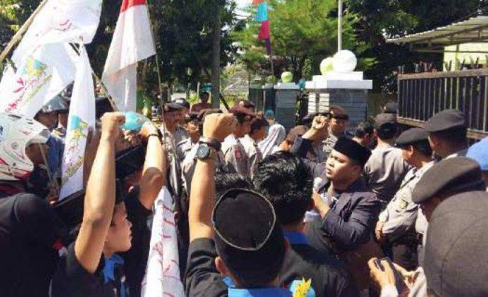 Mahasiswa Tuding Kejari Sumenep Mandul, Banyak Kasus Korupsi Mandek Mahasiswa Tuding Kejari Sumenep Mandul, Banyak Kasus Korupsi Mandek