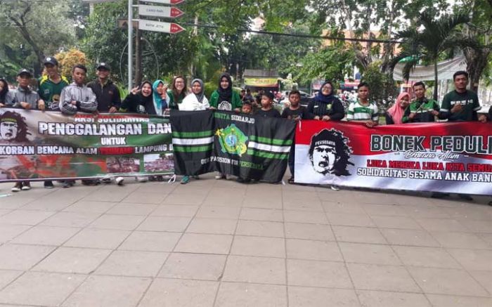 5 Aksi Simpatik Bonek Mania yang Bikin Haru 5 Aksi Simpatik Bonek Mania yang Bikin Haru