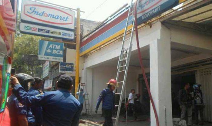 Diduga Konsleting, Minimarket di Raya Mojopahit Sidoarjo Terbakar Diduga Konsleting, Minimarket di Raya Mojopahit Sidoarjo Terbakar