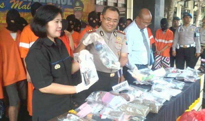 Pengedar Narkoba Persenjatai Diri dengan Senpi Pengedar Narkoba Persenjatai Diri dengan Senpi