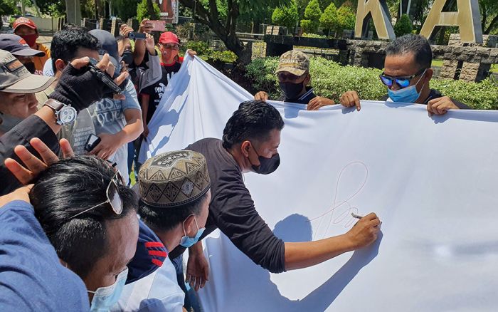 Lira Galang Sepuluh Ribu Tanda Tangan, Dukung KPK Tuntaskan Kasus Bupati Tantri dan Suaminya Lira Galang Sepuluh Ribu Tanda Tangan, Dukung KPK Tuntaskan Kasus Bupati Tantri dan Suaminya