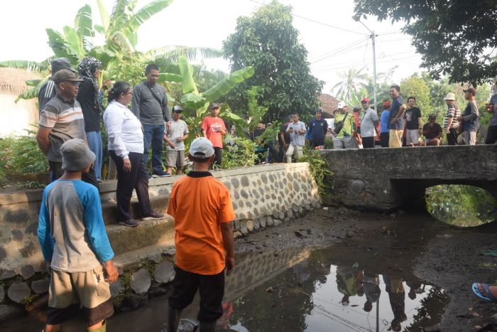 Antisipasi Bencana Musim Penghujan, Pj Wali Kota Kediri Tinjau Kerja Bakti di Kelurahan Antisipasi Bencana Musim Penghujan, Pj Wali Kota Kediri Tinjau Kerja Bakti di Kelurahan