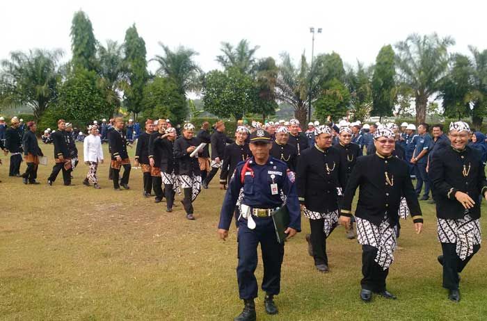 Karyawan JOB PPEJ Upacara HUT RI Menggunakan Pakaian Adat Karyawan JOB PPEJ Upacara HUT RI Menggunakan Pakaian Adat
