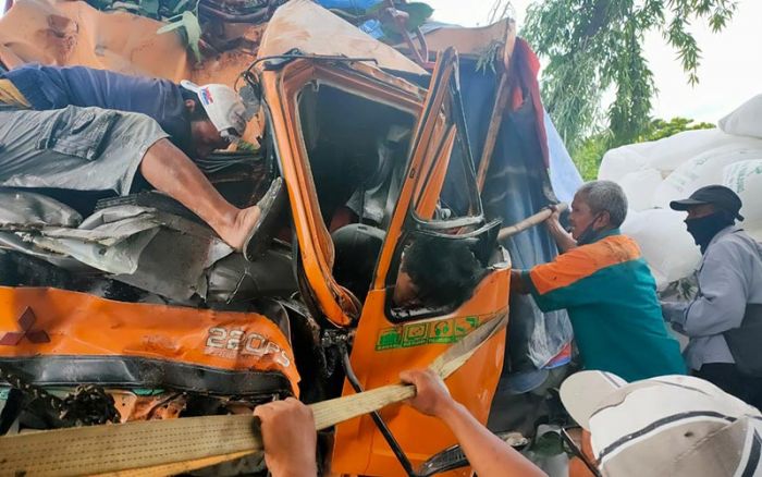 Truk Tabrak Pohon di Duduksampeyan, 1 Tewas 1 Luka